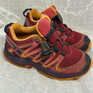 Salomon hardly worn amazing sneakers